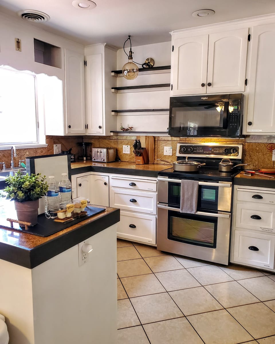 Fully equipped kitchen w/double oven. Extra frezzer- 5 night requirement.