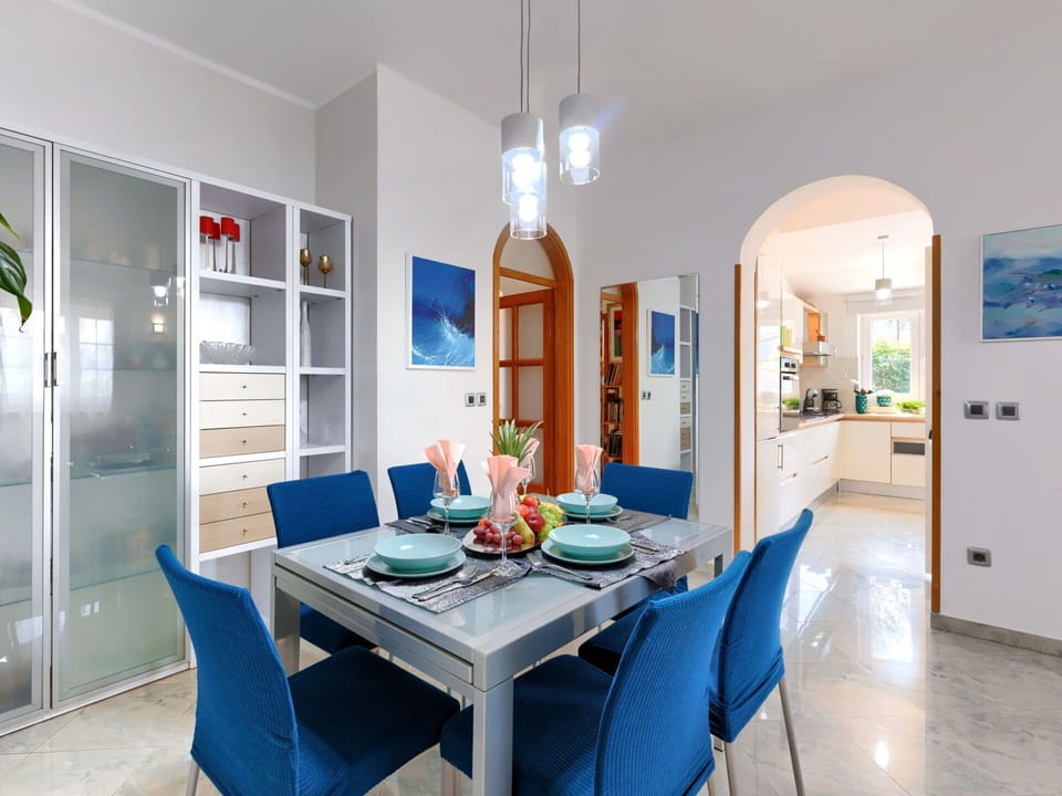 Property, Table, Furniture, Chair, Building, Interior Design, Picture Frame, Houseplant, Floor, House