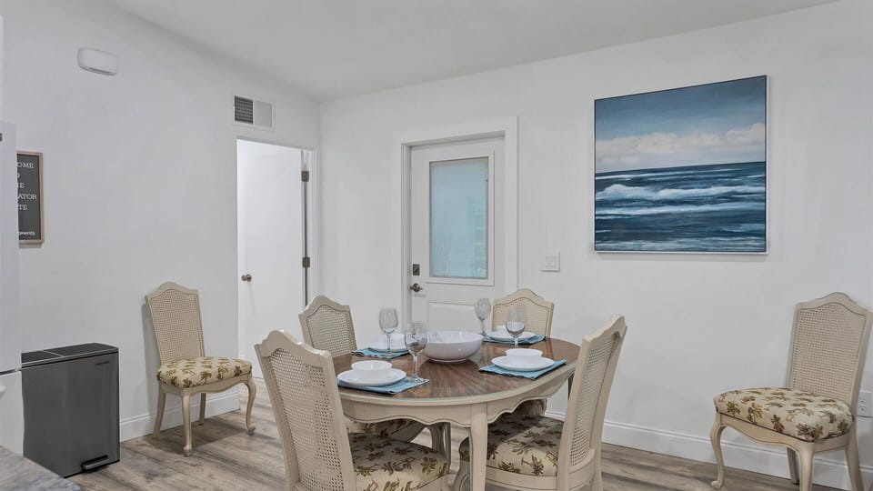 dining room, seats 6
