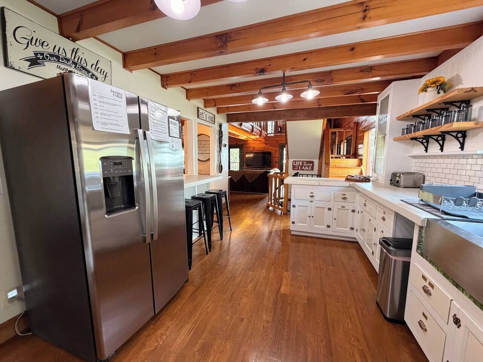 Morning coffee, quick breakfast, and late-night conversations all have a place here, with additional bar-height seating for five.