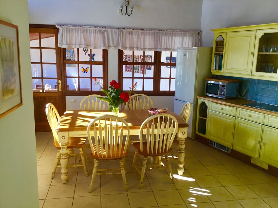 Well equipped kitchen with table and chairs