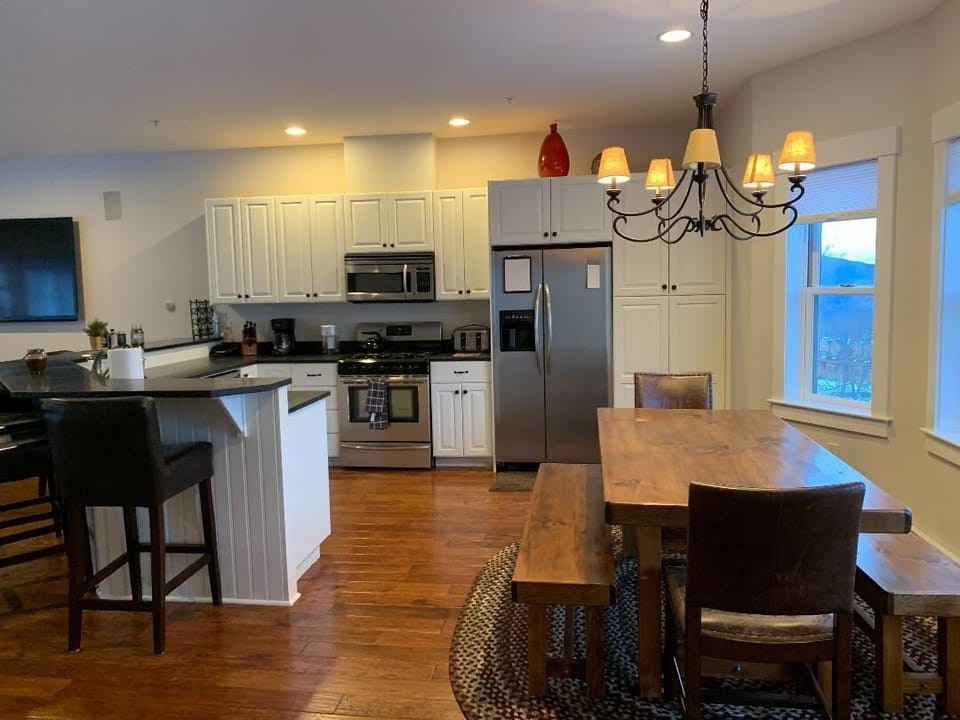 Kitchen & Dining