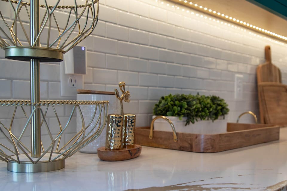 Mayflower Lakeside 1121-304: The kitchen is fully equipped with a Henkel knife set, wine glasses, and all necessary gadgets including wine and bottle openers, juicer, peeler, and avocado slicer.