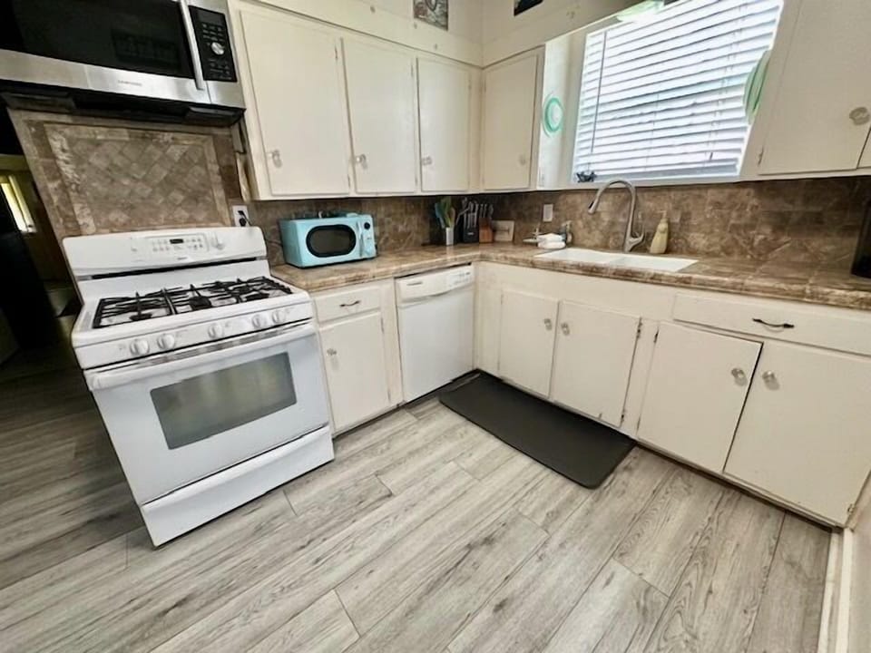 kitchen with stove/oven, microwave, 2 coffee makers, toaster, cutlery etc