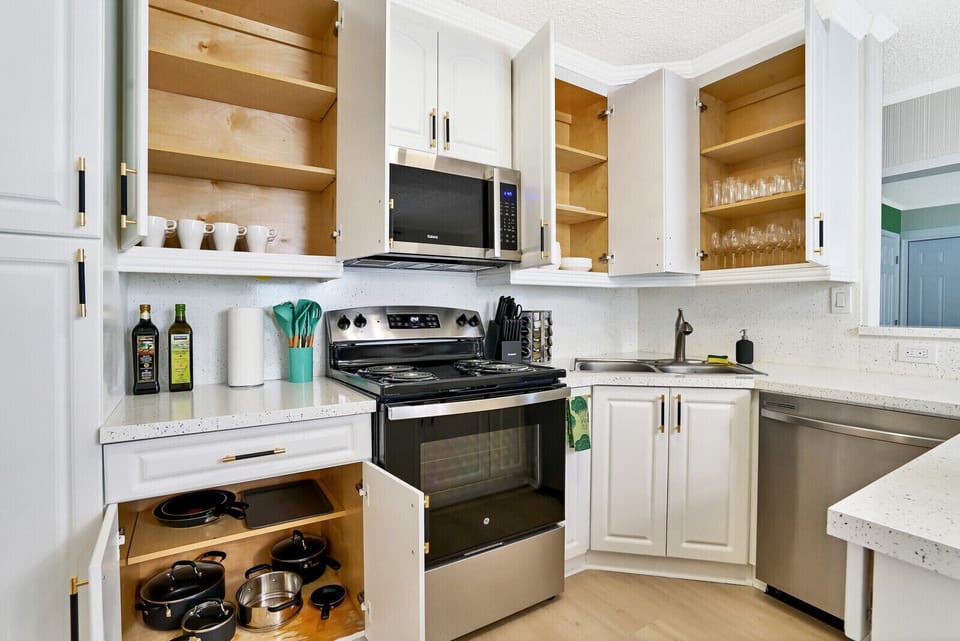 Fully Stocked Kitchen-Pots/Pans/Knives/Utensils/Glassware/Dishwasher/Stove/Micro