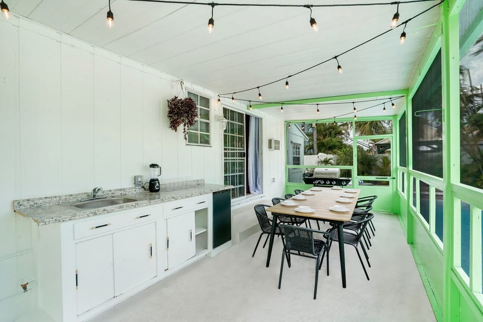 Screened Porch- 10 person table, Bar Sink, Fridge, Blender, Glassware, Gas Grill
