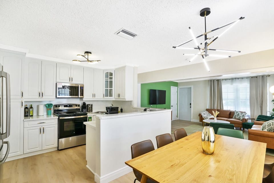 Open Layout Kitchen/Dining
Dining Table extends to seat10 people