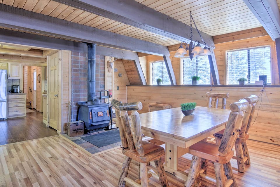 Dining Table | Dishware & Flatware Provided