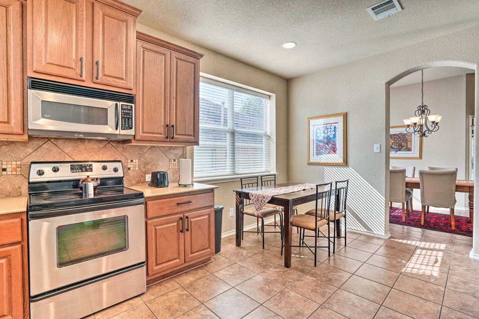 Kitchen | Toaster | Dining Table