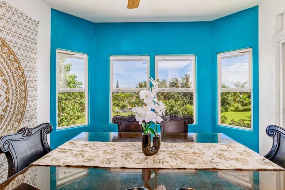 Seating for 6 guests at the indoor dining table