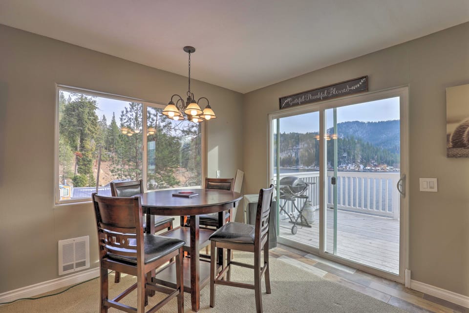 Dining Area | Dishware & Flatware Provided