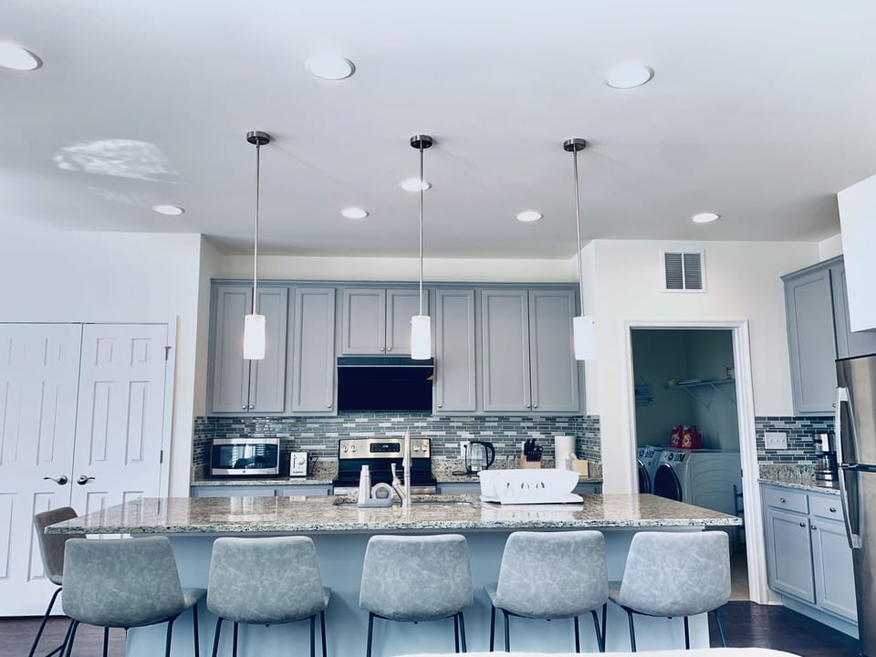 Kitchen with kitchen island. Six kitchen island chair is available to use.