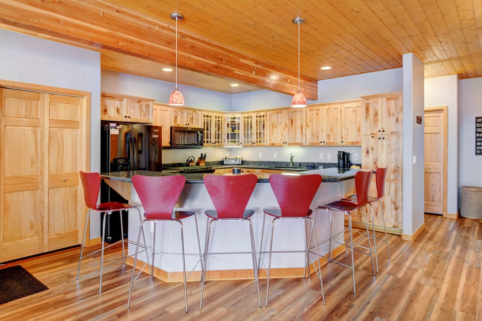 Kitchen Island with Bar Seating for 6 People