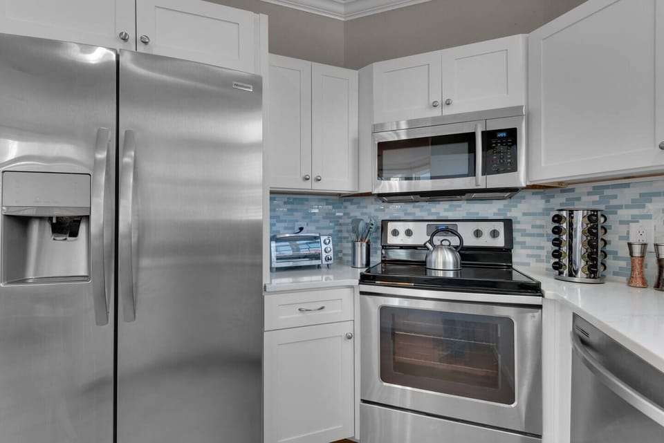 Kitchen area with cooking basics