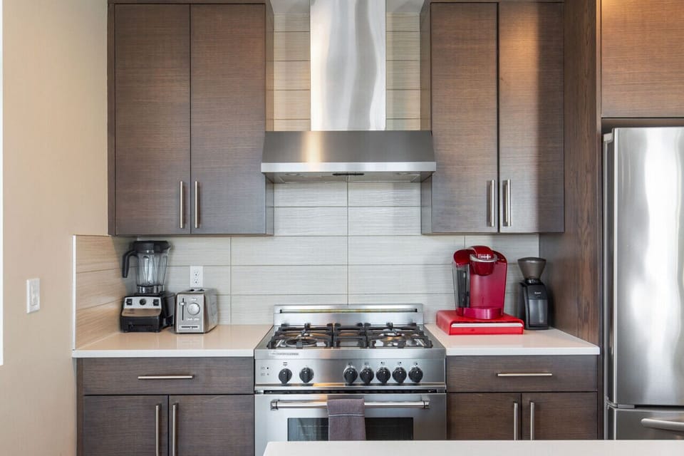 State-of-the-art kitchen appliances are at your full disposal.
