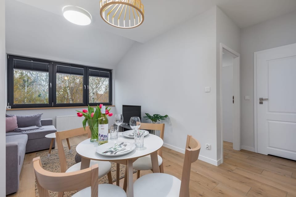 Dining table and chairs in the living room.