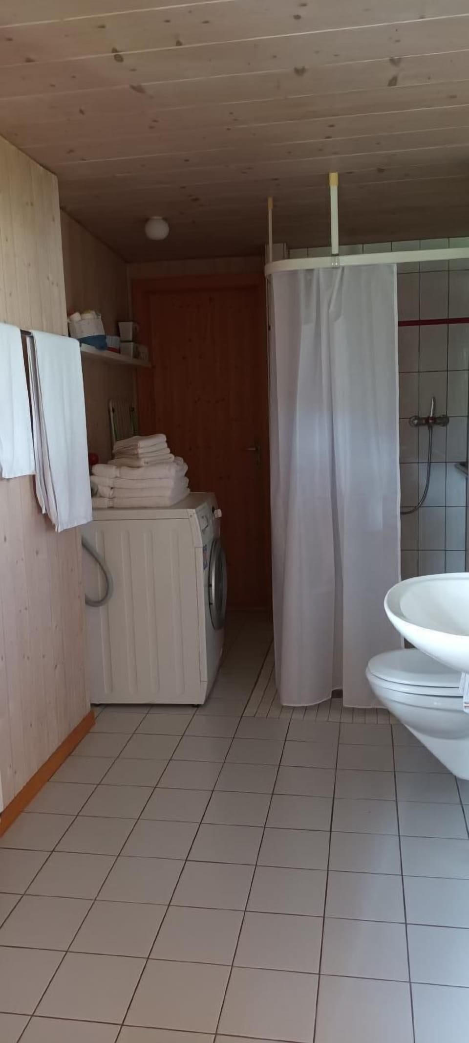 Spacious bathroom:SHOWER barrier-free andWASHING MASCHINE