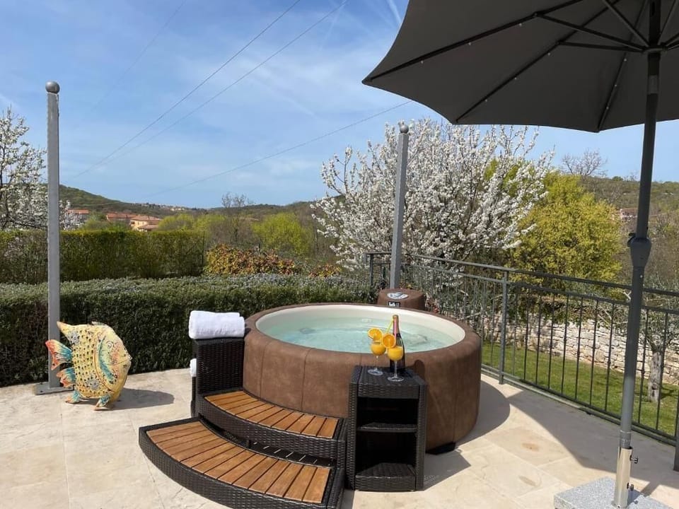 Outdoor spa tub