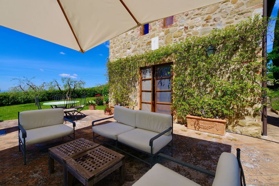 San Donato Retreat - the Villa with Terrace and outdoor furniture