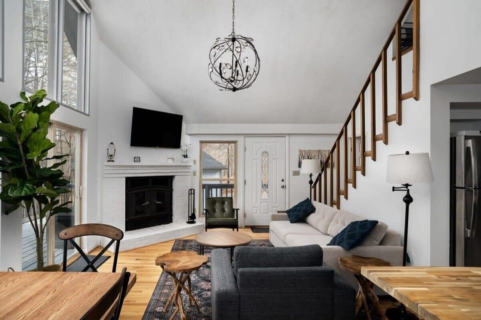 High ceilings and large windows for the perfect setting.