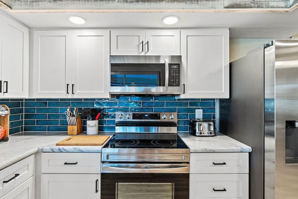 Enjoy preparing meals with brand-new appliances or grill outside.