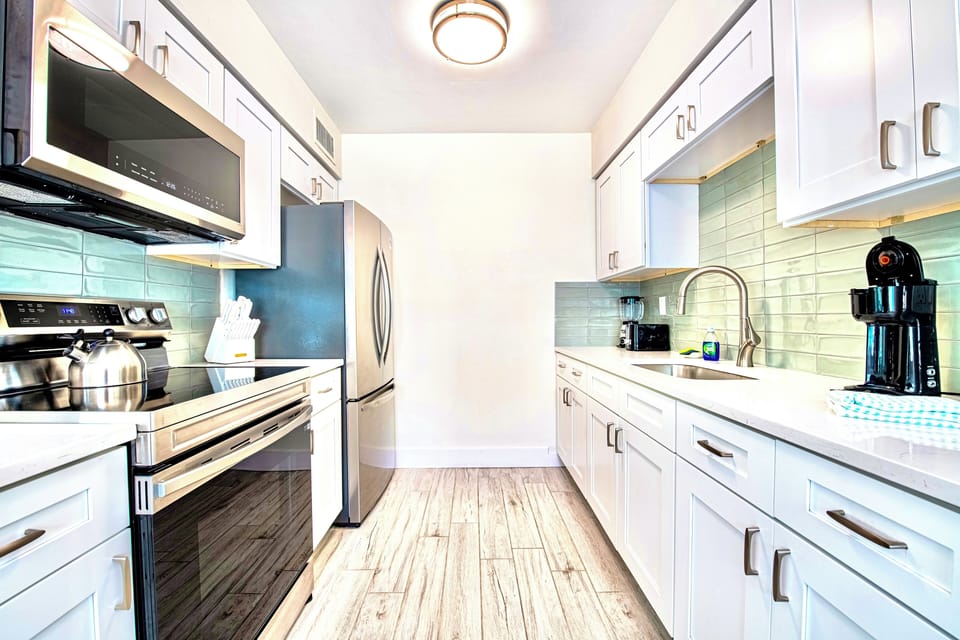 Fully Stocked Walkthrough kitchen with Ice Maker