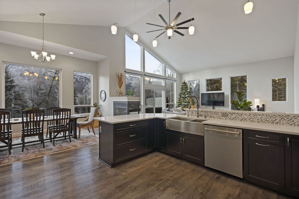 Spacious Kitchen with Ample Room for All Your Culinary Adventures!