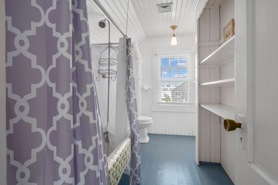 Bathroom 2 - Full w/Shower/Tub Combo - 2nd Floor