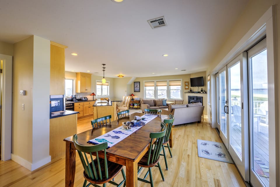 Dining area - seating for six guests.