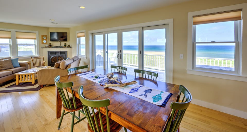 Dining area - ocean views.