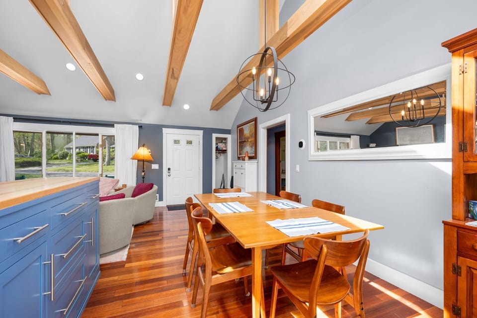 Dining area with seating for 6