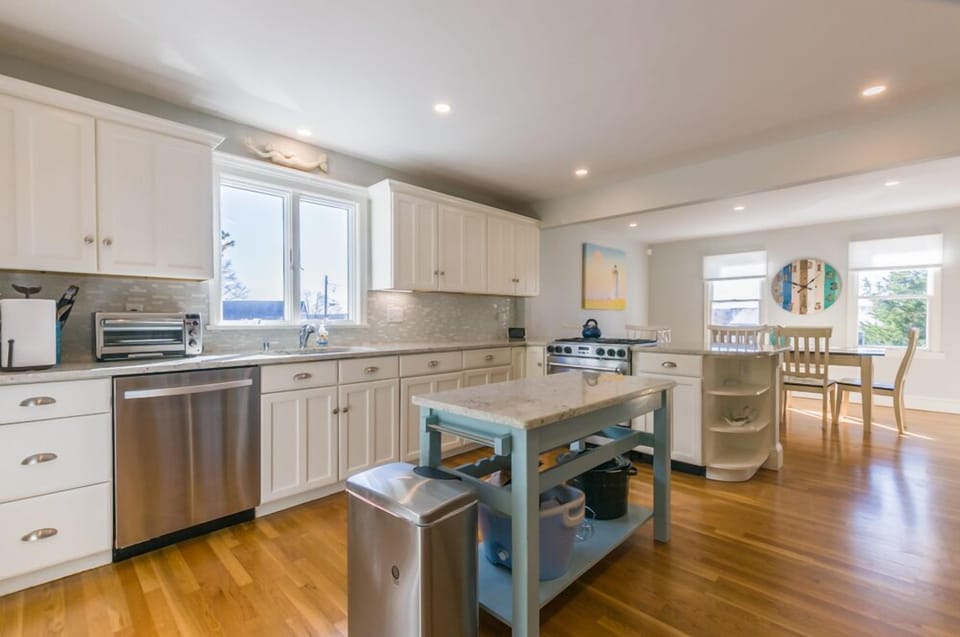 Kitchen/dining area.
