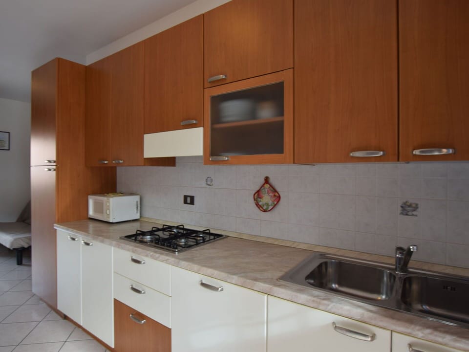 Cabinetry, Countertop, Kitchen Sink, Property, Sink, Furniture, Tap, Building, Kitchen Appliance, Kitchen