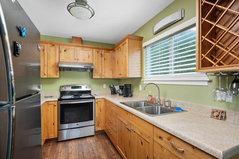 Cook delicious meals for breakfast, lunch, and dinner in this fully equipped kitchen. We suggest grabbing some seafood from a local market.
