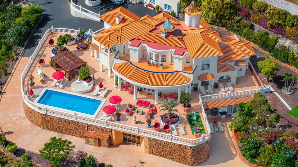 Luxury villa with heated pool, terraces, BBQ, sea views, cinema, party room, gym