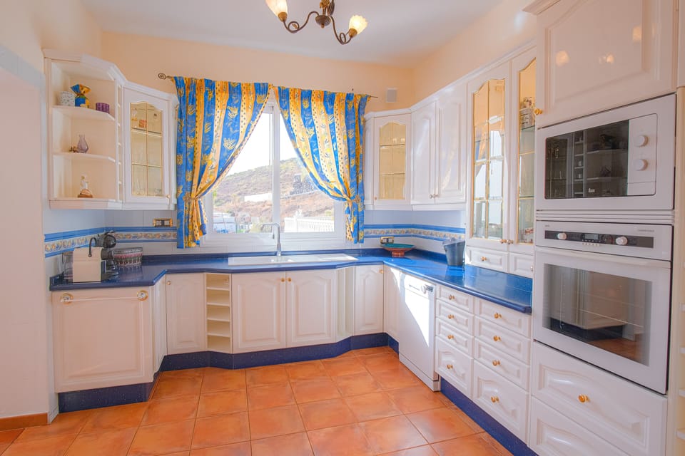 Fully fitted equipped kitchen with dishwasher, coffee machine, microwave etc.