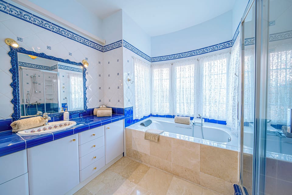 Angels ensuite Bathroom - bathtub, walk-in-shower, vanity sink, WC & hairdryer