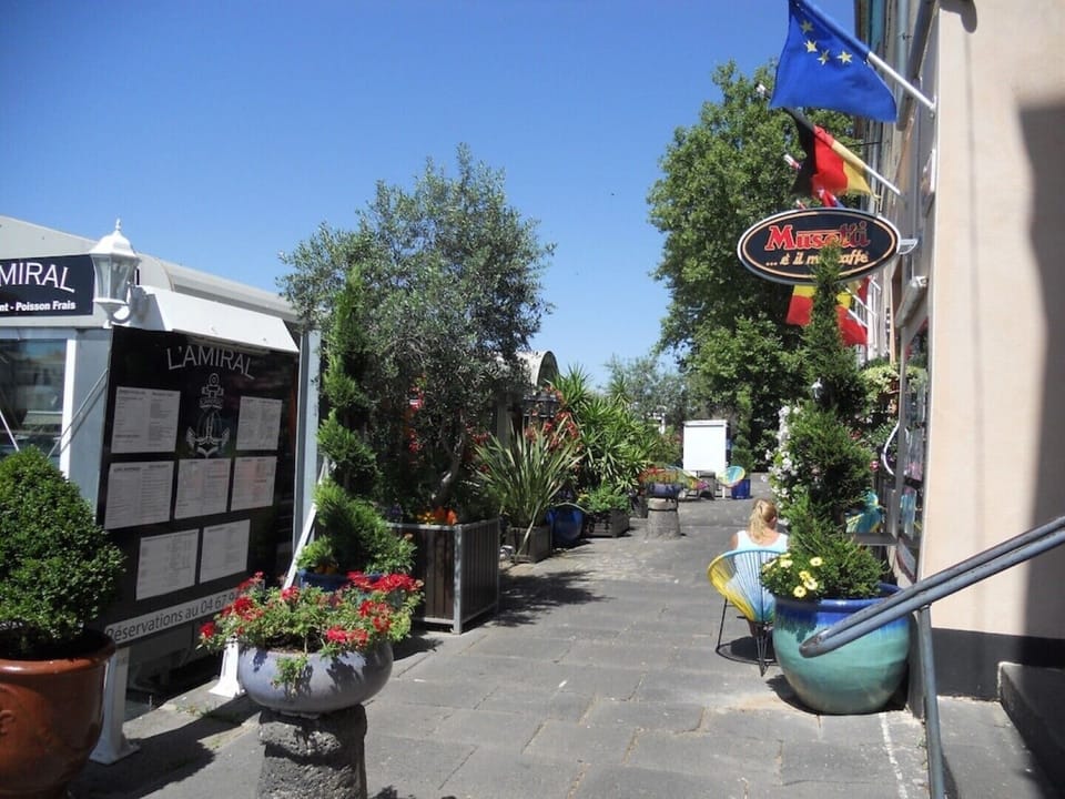 Restaurants bars along the river Hérault 