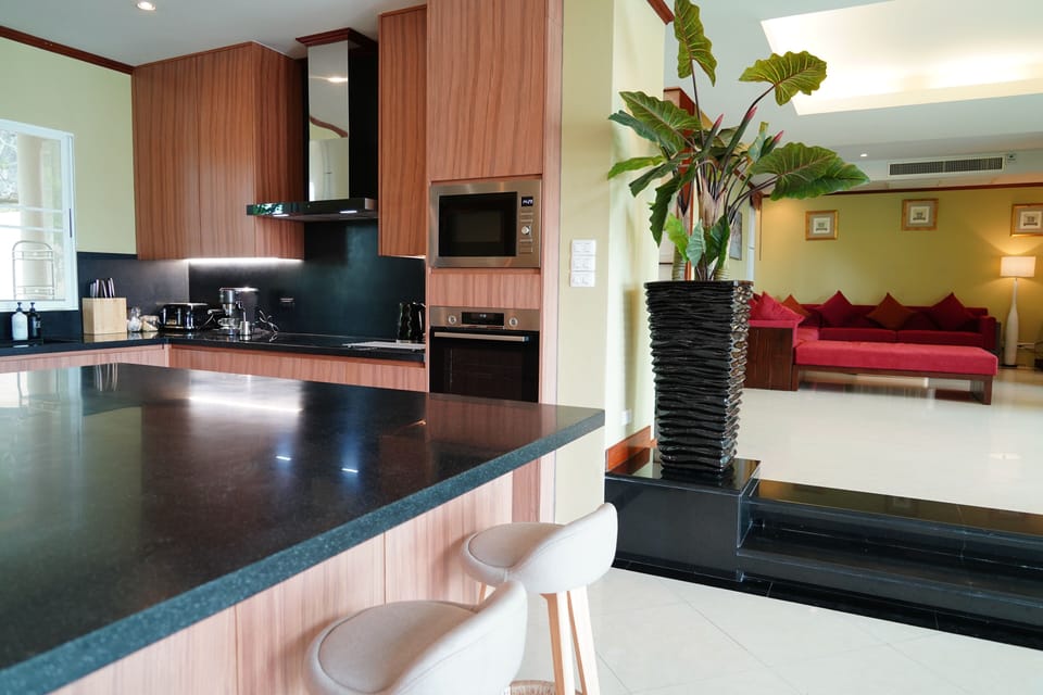 Brand new kitchen (2024) with large island & breakfast bar for socialising