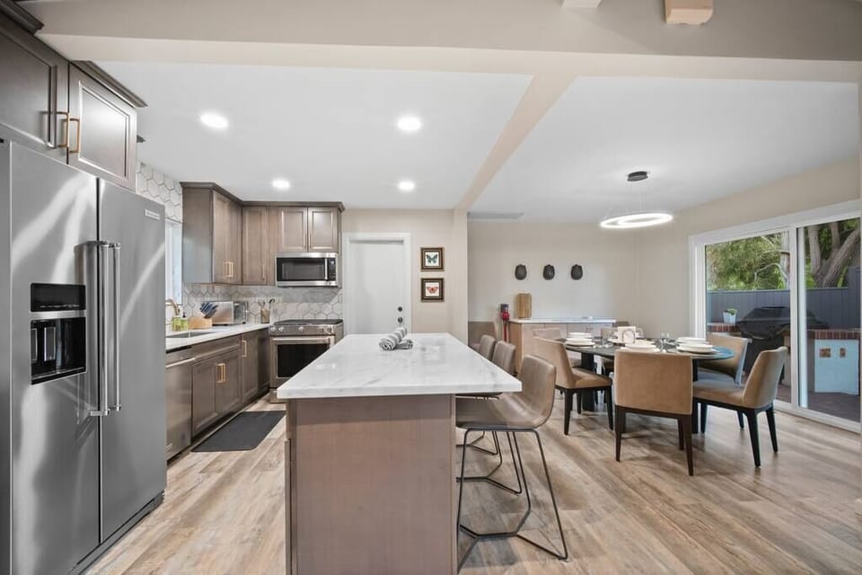 Kitchen, Kitchen Island, and Dining Room