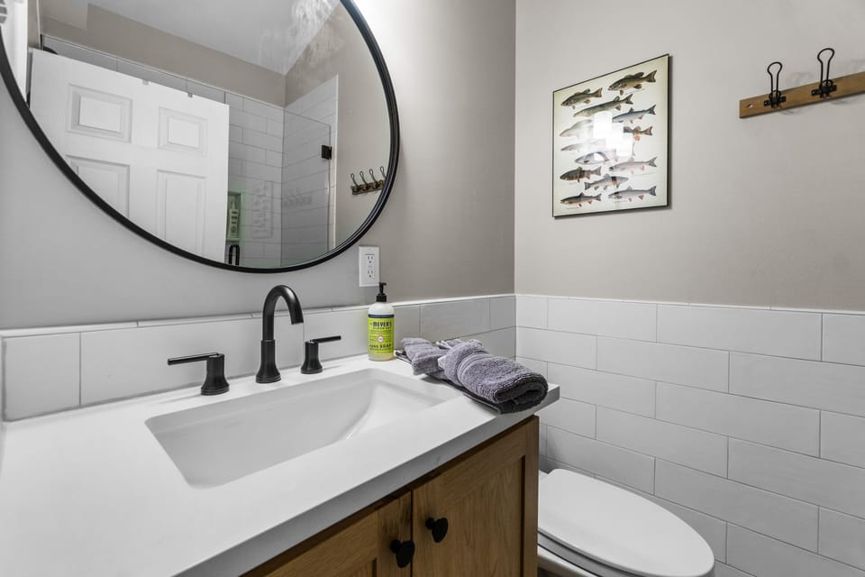 Updated bathroom: tile flooring & glassed in shower.