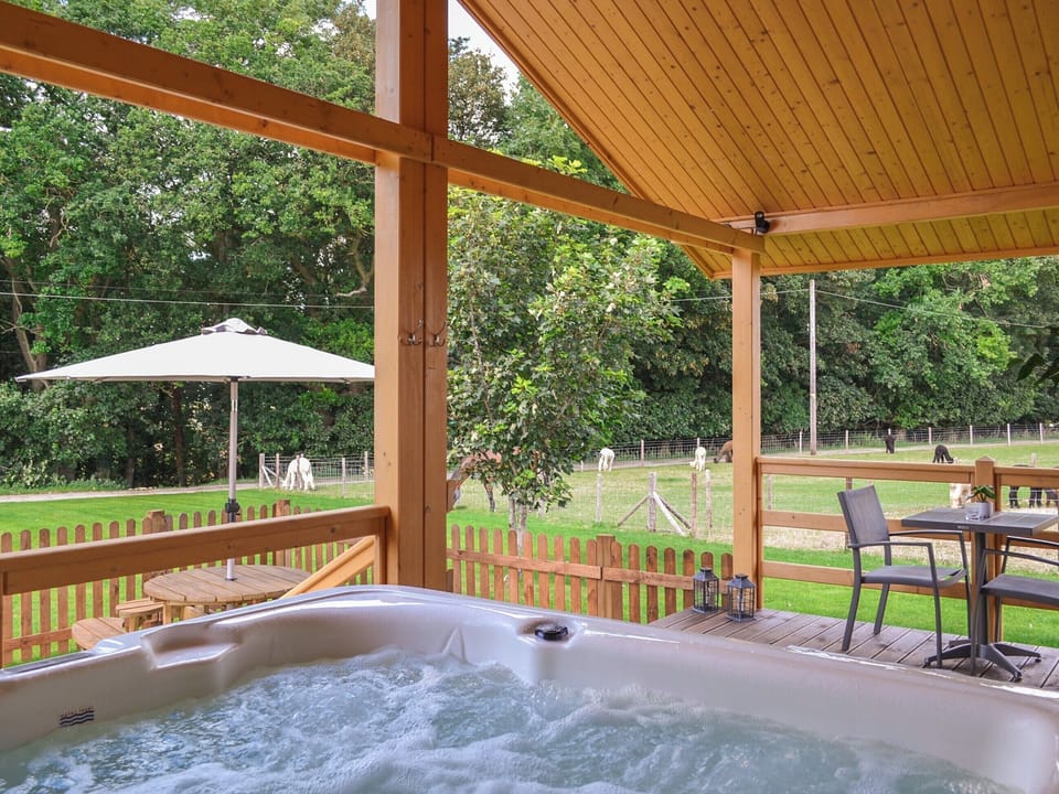 Hot tub | Alpaca Lodge, Grantham