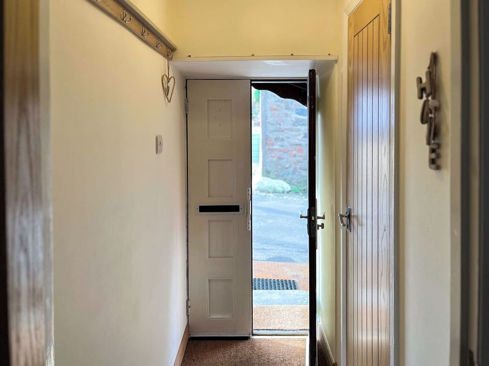 Hallway | Willesdene Cottage, Perth