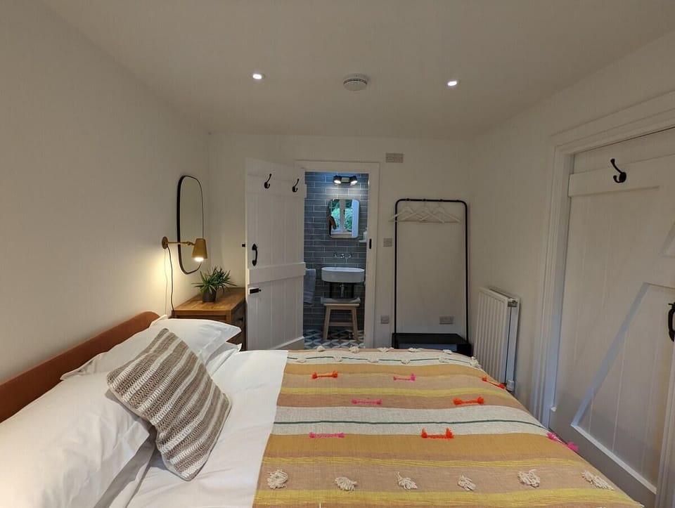 Kingsize bed and ensuite Bathroom