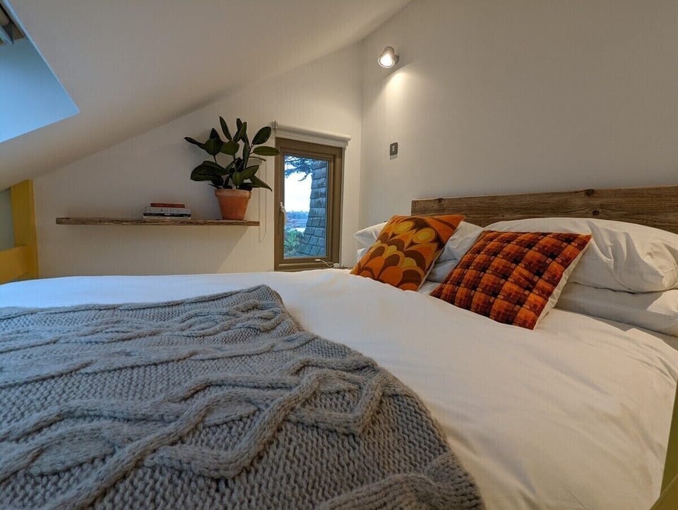 Cosy double bed with vintage vibe