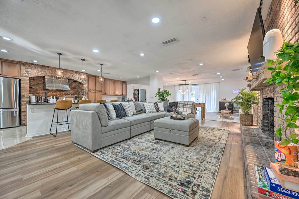 Living Room | Free WiFi | Smart TV | Fireplace