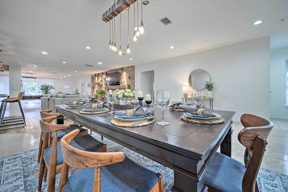 Dining Area | Dishware & Flatware Provided