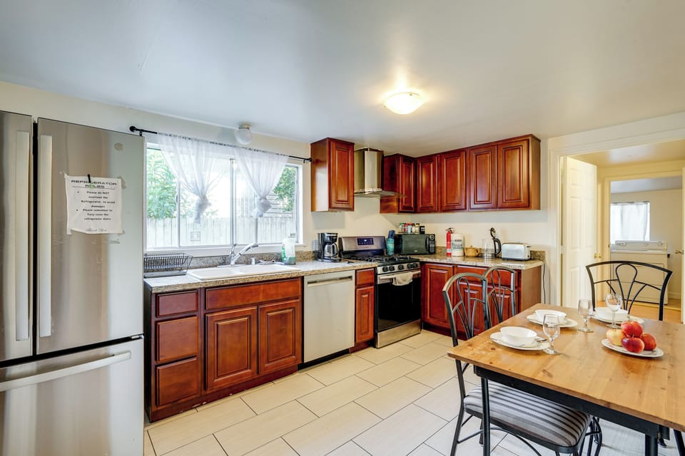 Kitchen | Toaster | Knife Set | Dishware & Flatware