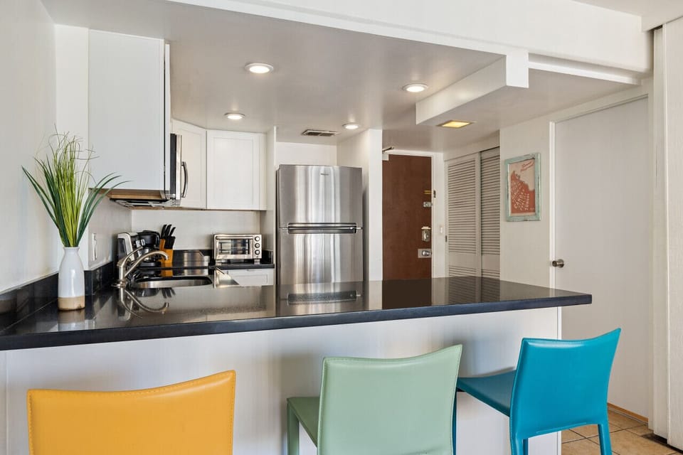 Bright kitchen & bar seating ready for quick bites or slow mornings.