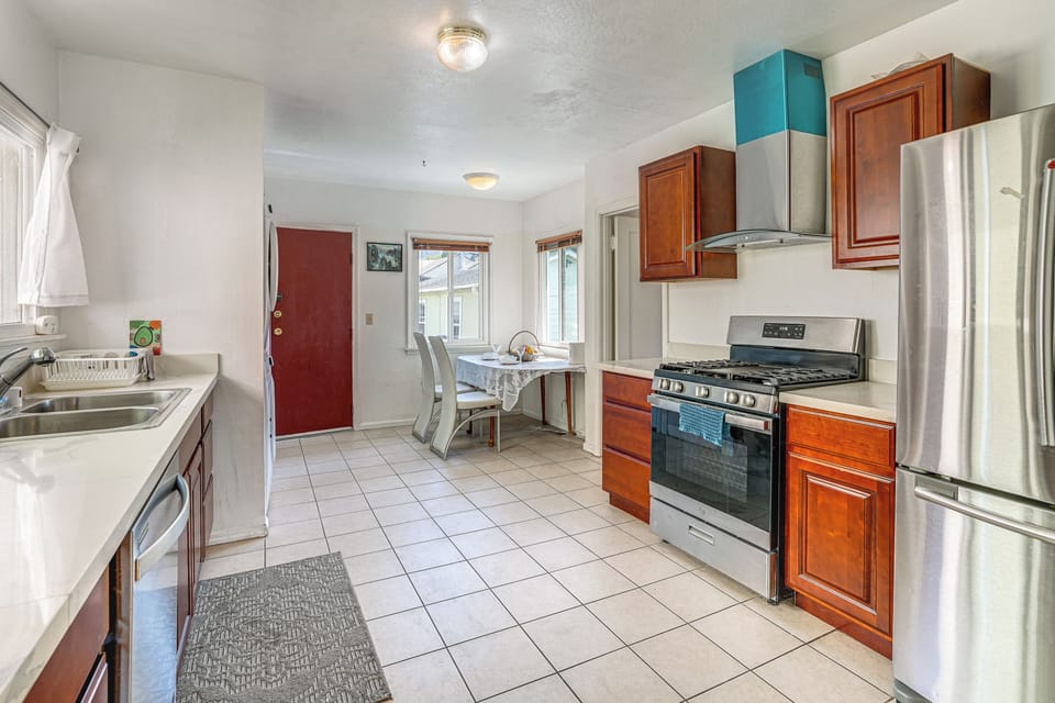 Kitchen | Dining Table | Washer/Dryer